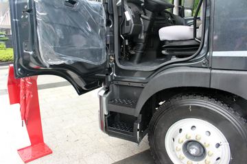 D9 180 4X2 ػ