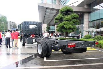 D9 180 4X2 ػ