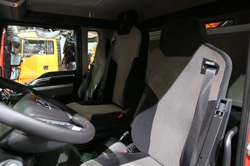 �� TGS 500���� 6X2�泵��ǣ����