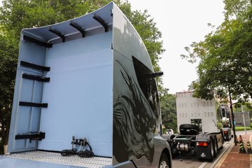 ��������������Ӱ 6X4 ���綯ǣ���� ����ʱ��400kWh